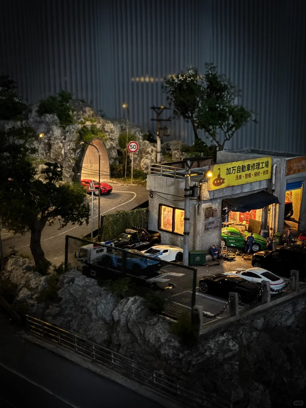 1:64 Miniature Scene & Repair Shop at the Foot of the Mountain