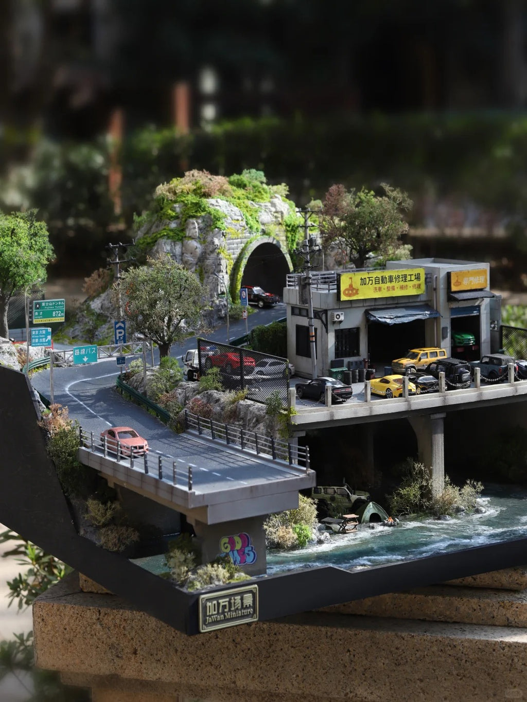 1:64 Miniature Scene & Repair Shop at the Foot of the Mountain