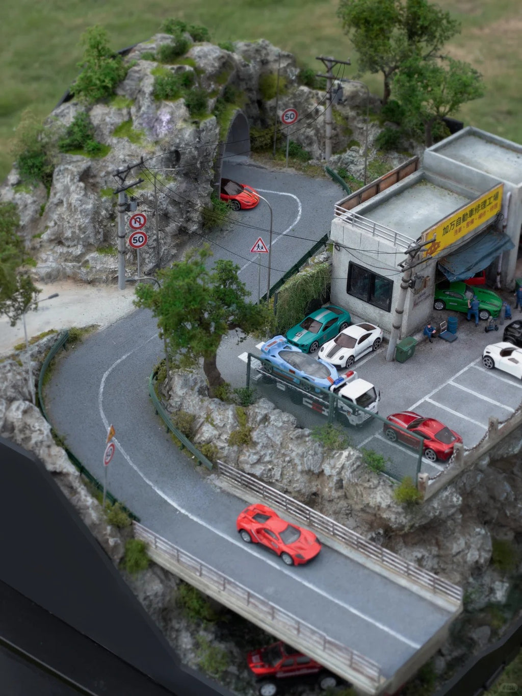 1:64 Miniature Scene & Repair Shop at the Foot of the Mountain