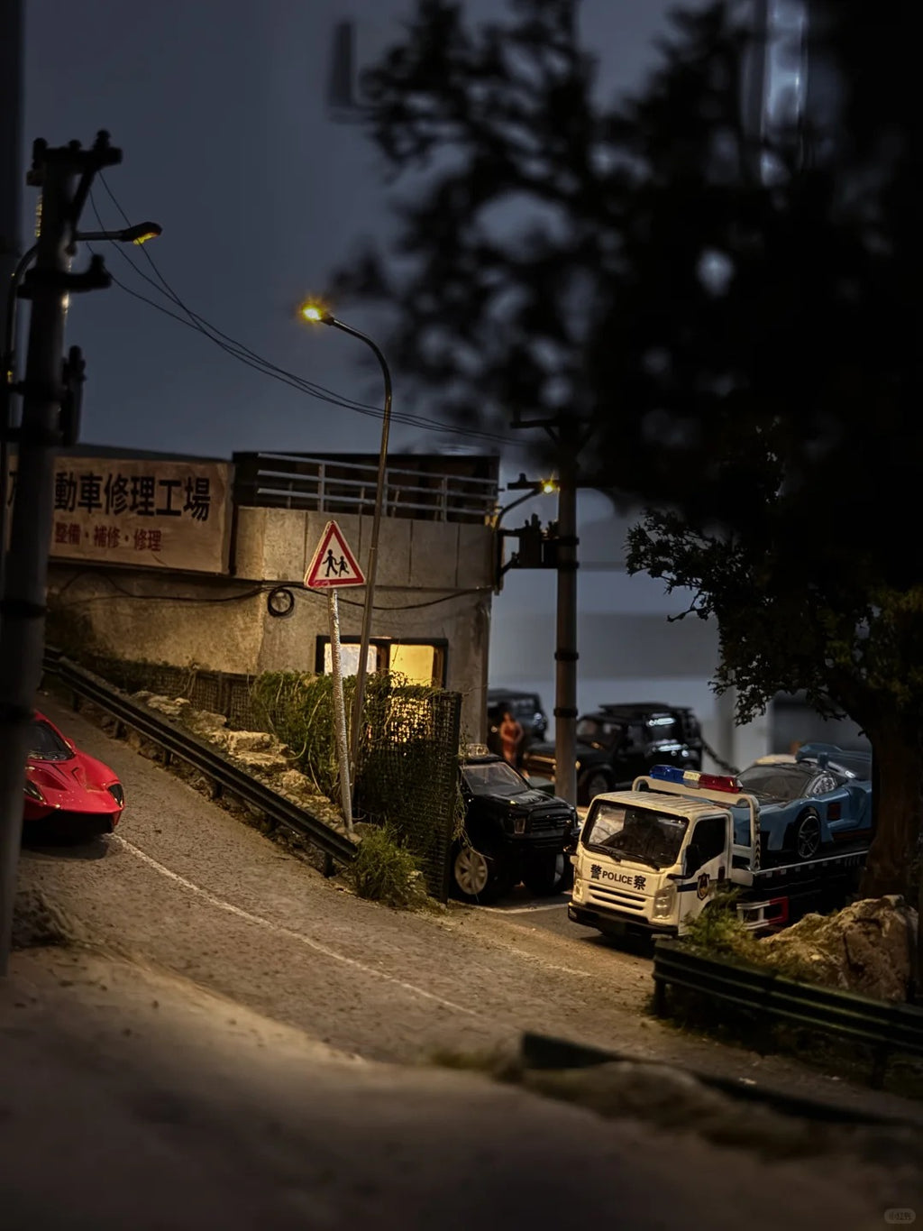 1:64 Miniature Scene & Repair Shop at the Foot of the Mountain
