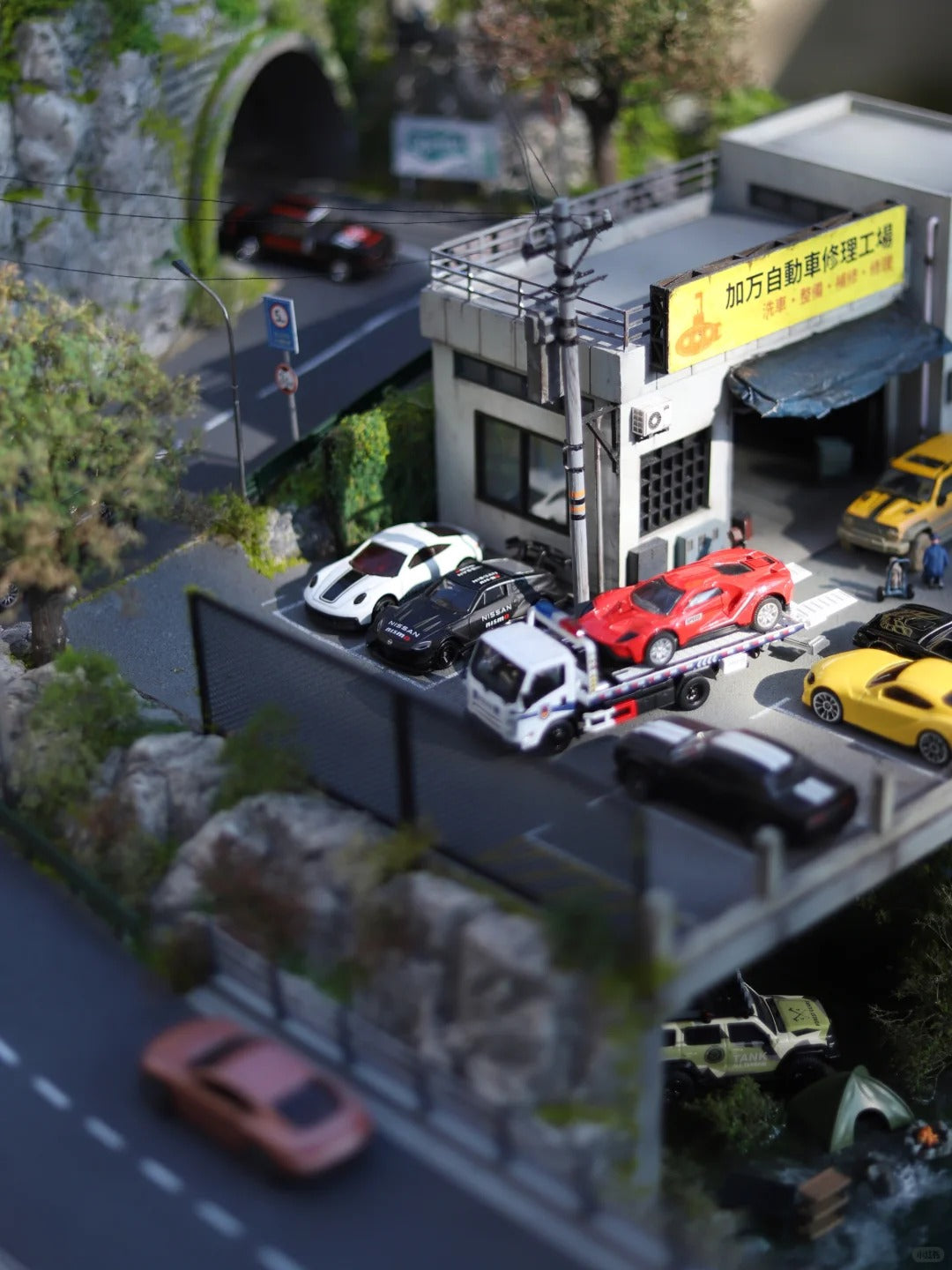 1:64 Miniature Scene & Repair Shop at the Foot of the Mountain